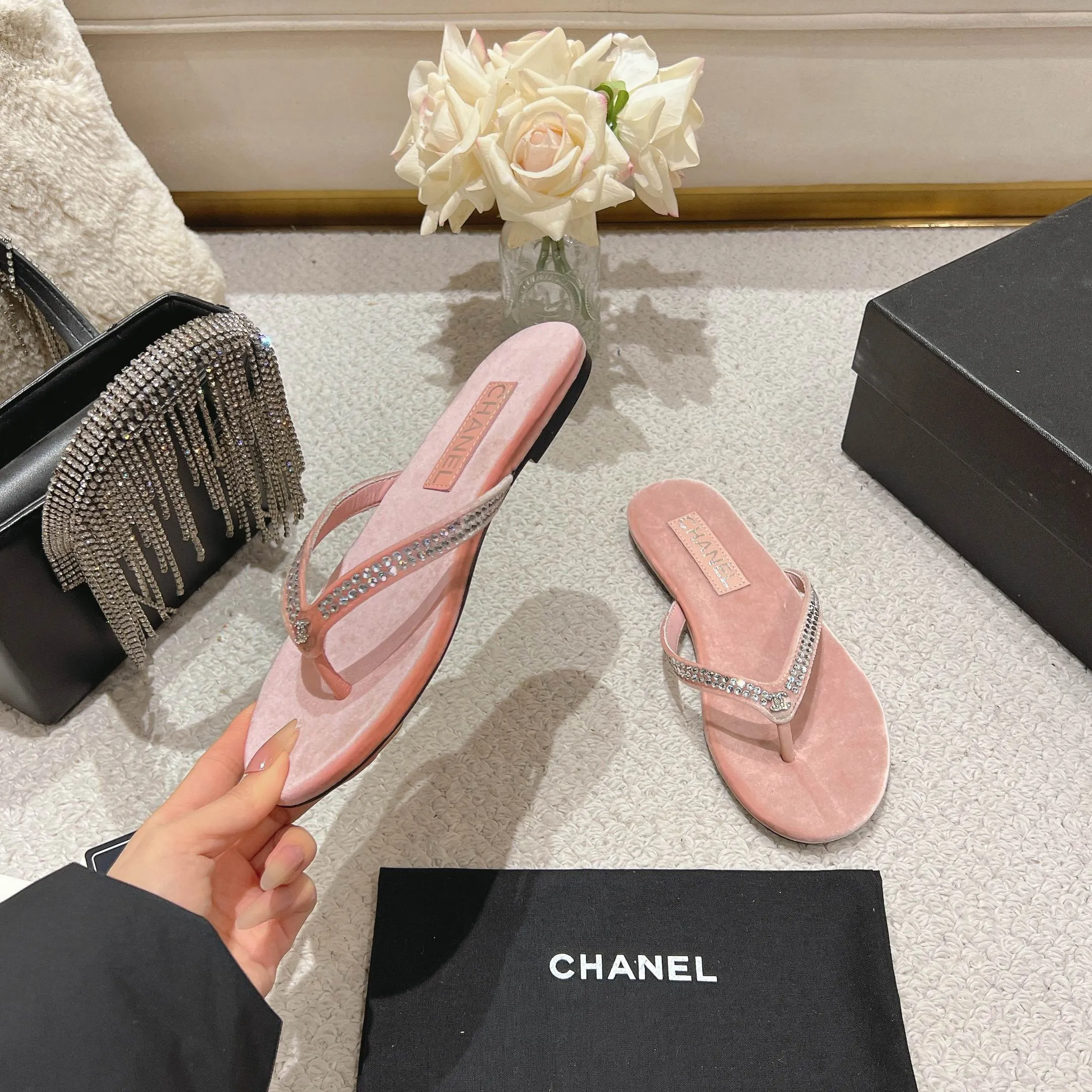 👟👟Ex-factory price 480👟👟 Xiaoxiang chanel 2025 new flip-flops! This series is really amazing. How can it be so beautiful! Summer is really an invincible combination that can be salty or sweet ~ The upper is made of original velvet and the lining is lambskin genuine leather outsole Size: 35-40 (40 customized)